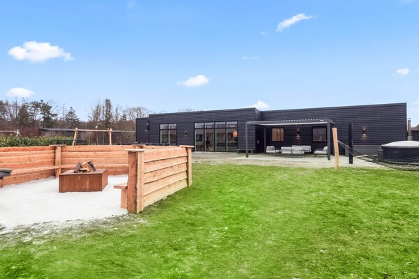 Groot vakantiehuis voor 16 personen met wellness en activiteitenruimte nabij Fjellerup Strand - thumbnail 1