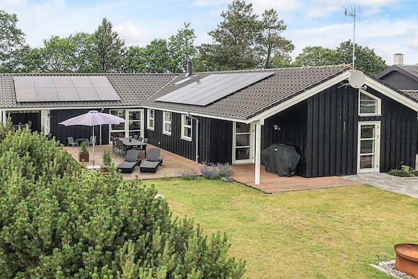 Vrijstaand vakantiehuis op 300m van zee met whirlpool, sauna en speelparadijs - thumbnail 1