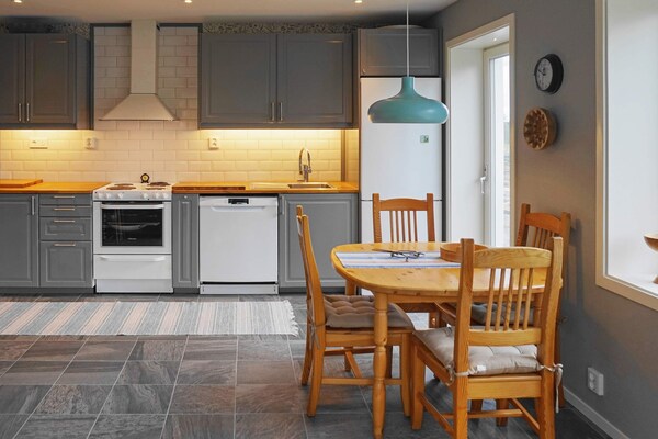 Op 1,5 km van zee: Modern appartement voor 6 personen in Henån - thumbnail 6