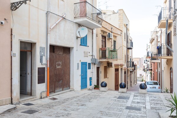 Sfeervol appartement met havenzicht in Castellammare del Golfo - thumbnail 1