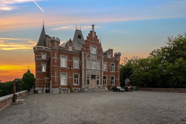 Sprookjesachtig kasteel voor 40 personen in de bossen bij Gesves - thumbnail 1