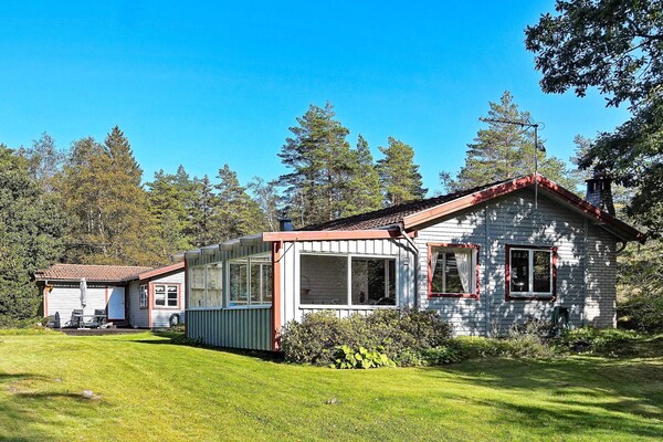 8-persoons vakantiehuis in Henån op 600 meter van het meer - thumbnail 1