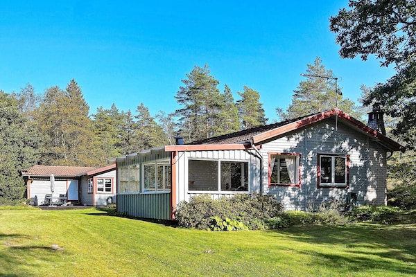 8-persoons vakantiehuis in Henån op 600 meter van het meer - thumbnail 1