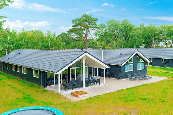 Direct aan het strand: ruim vakantiehuis met zwembad en sauna voor 18 personen - thumbnail 2