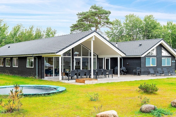 18-persoons vakantiehuis aan zee in Væggerløse met zwembad en sauna - thumbnail 1