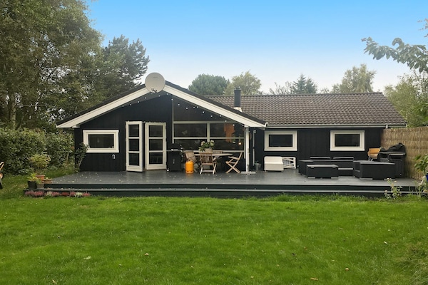 Ruim vakantiehuis met sauna en privétuin bij Rågeleje - thumbnail 3