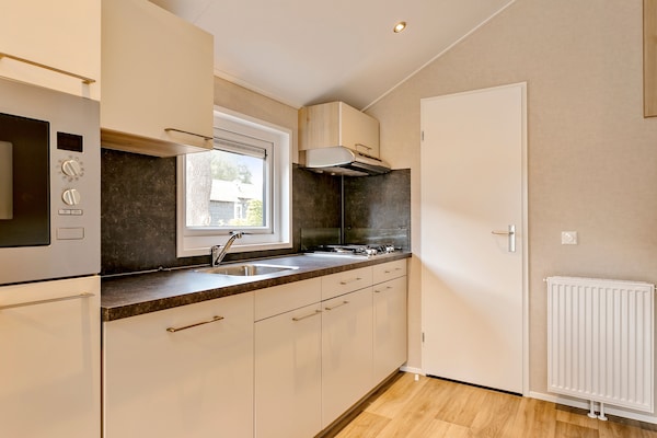 Vrijstaand waterchalet voor 6 personen op Recreatiepark Tolplas in Hoge Hexel - thumbnail 4