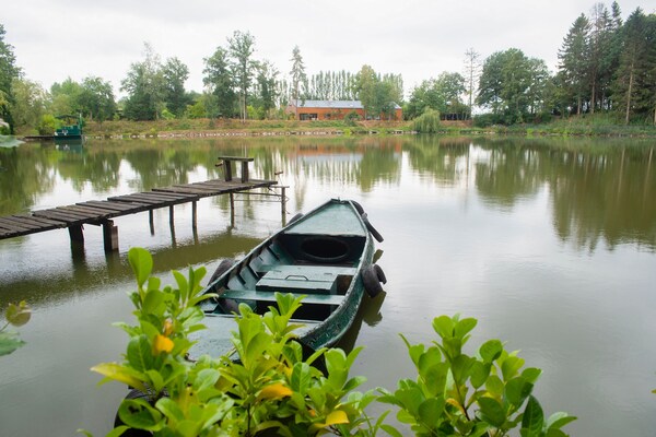 Unieke woonboot aan privémeer met dakterras en vismogelijkheden in Florennes - thumbnail 4