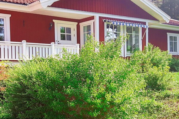 Ruim vakantiehuis op Vätö – 300m van zee en meer, aan de golfbaan - thumbnail 1
