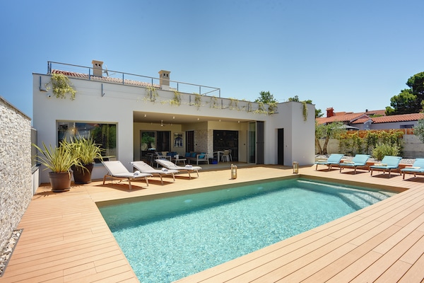 Villa Balizerka: Ruim vakantiehuis voor 10 personen nabij Pula en strand - thumbnail 1