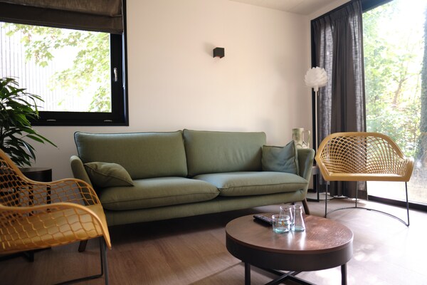 Luxe houten lodge in Zuid-Limburg met panoramisch dakterras en tuin - thumbnail 2