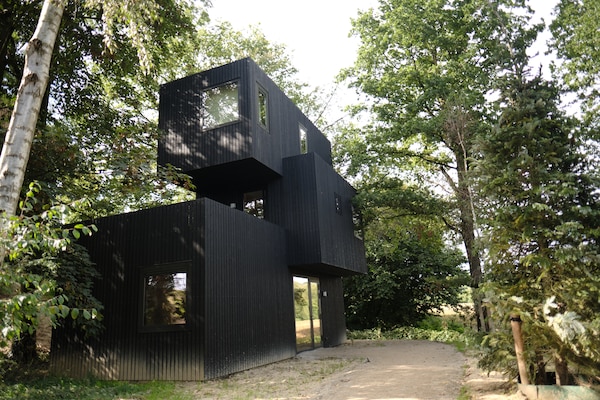 Luxe houten lodge in Zuid-Limburg met panoramisch dakterras en tuin - thumbnail 1