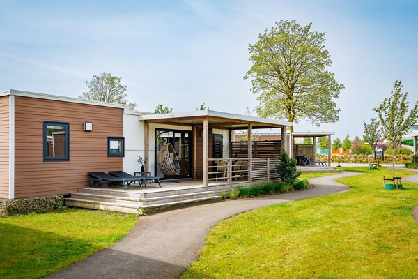 Eilandlodge: stijlvol chalet met veranda in hartje vakantiepark Maurik - thumbnail 1