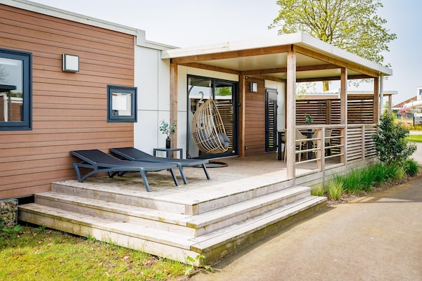 Eilandlodge: stijlvol chalet met veranda in hartje vakantiepark Maurik - thumbnail 2