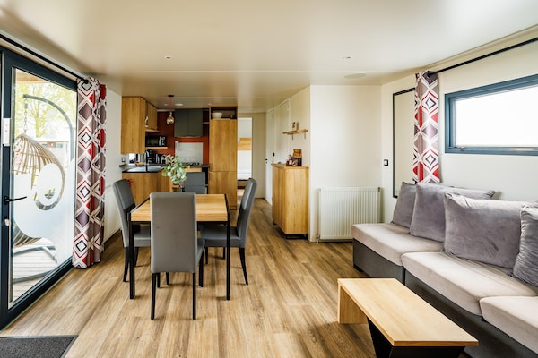 Eilandlodge: stijlvol chalet met veranda in hartje vakantiepark Maurik - thumbnail 4