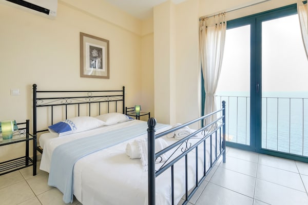 Strandvilla Arcadia: 3 huizen, 30m van zee, voor 14 personen in Pera Melana - thumbnail 6