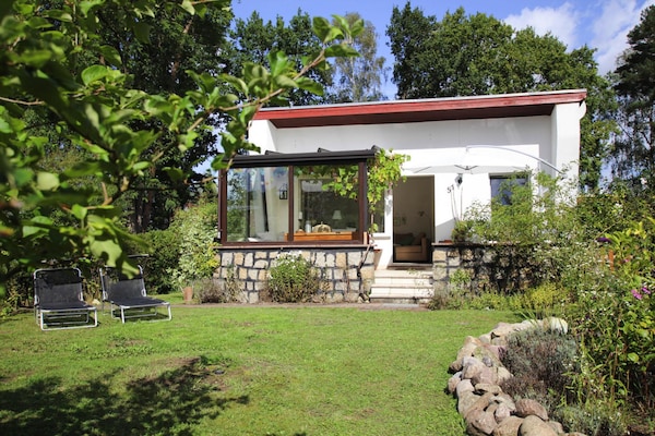Lichte bungalow met tuin en houtkachel op 300 meter van de Dobbertinsee - thumbnail 1