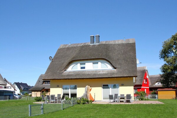 Rietgedekte twee-onder-een-kapwoning met sauna, open haard & omheinde tuin op 450m van het meer - thumbnail 2
