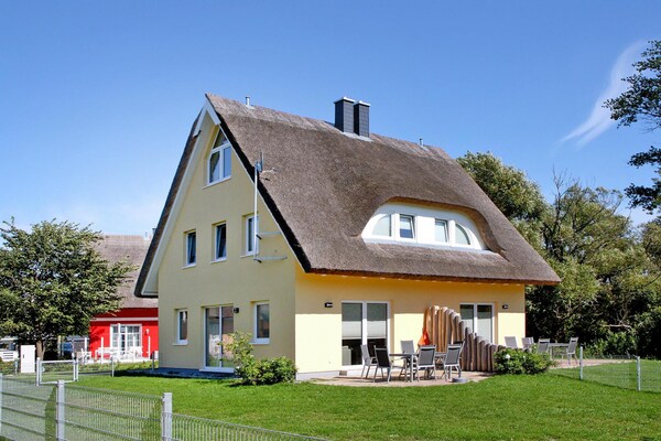 Rietgedekte twee-onder-een-kapwoning met sauna, open haard & omheinde tuin op 450m van het meer - thumbnail 1