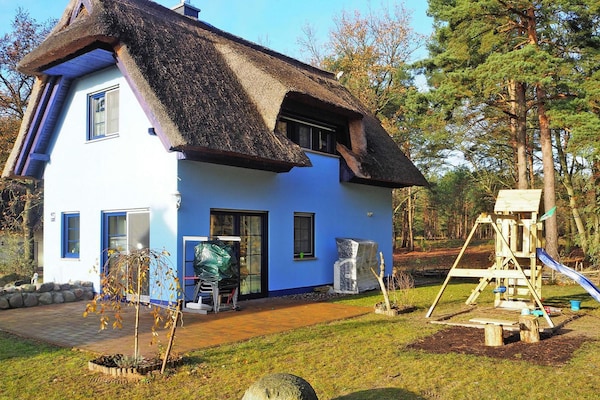 Gezinsvriendelijk vakantiehuis met rieten dak in Zirchow - thumbnail 1