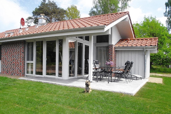 Vrijstaand huis met sauna, haard & roeiboot op 250m van de Müritz - thumbnail 1