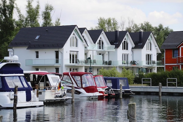 Luxe appartement aan de jachthaven van Plau am See met terras en meerzicht - thumbnail 2