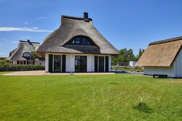 Reetgedekt vakantiehuis Seeadler 65 met sauna, 100m van de lagune - thumbnail 2