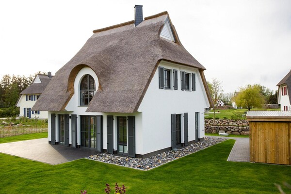 Luxe rietgedekt vakantiehuis met sauna aan de lagune bij Fuhlendorf - thumbnail 2