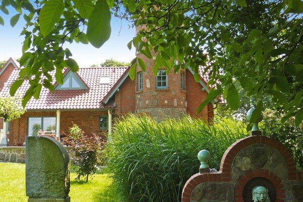 Sprookjesachtig vakantiehuis met toren, 500m van meer bij Plau am See - thumbnail 5