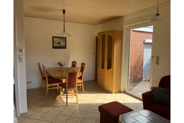 Knusse bungalow bij zee met fietsen, tuin en tennisbaan in Dornumersiel - thumbnail 4