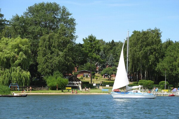 Rustiek vakantiehuis voor 4 aan de Plauer See met wellness en eigen meerstrand - thumbnail 1