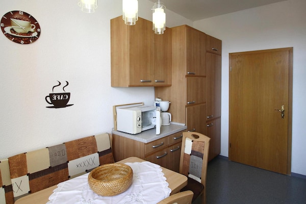 Knus appartement op de bovenverdieping met uitzicht op de tuin in Ellefeld - thumbnail 2