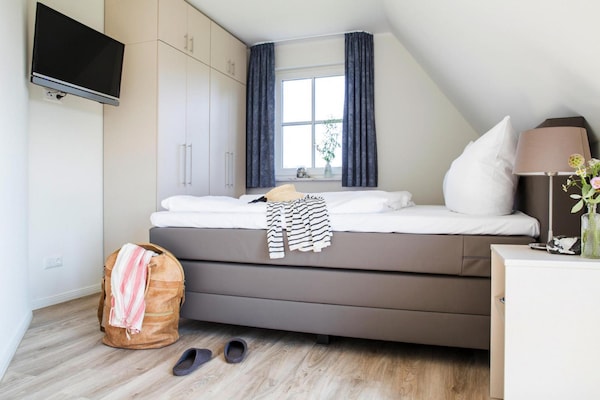 Luxe rietgedekt vakantiehuis met sauna en privé zwemplek aan de lagune - thumbnail 6