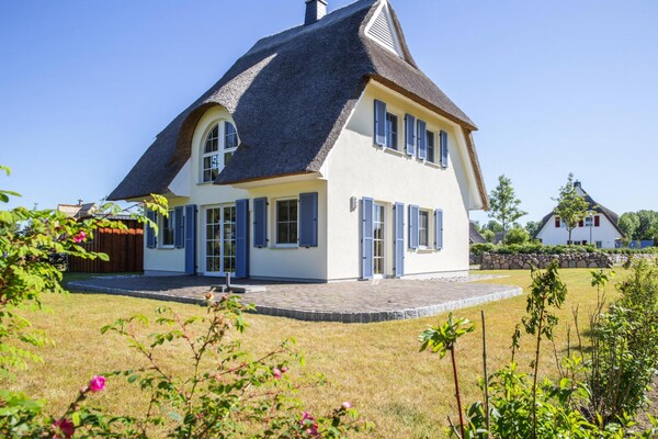 Luxe rietgedekt vakantiehuis met zwemplek aan de lagune in Fuhlendorf - thumbnail 2