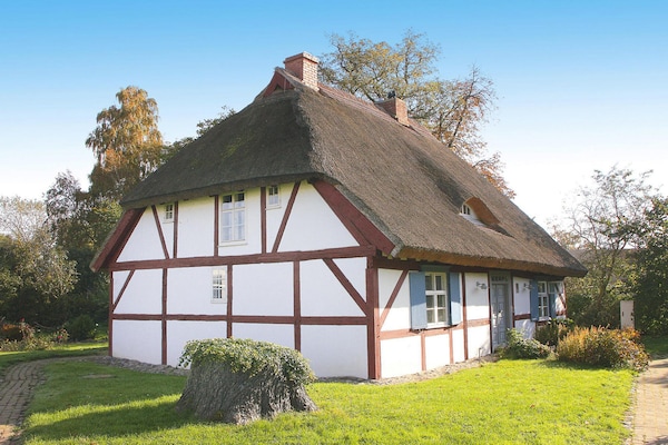Monumentaal vakantieappartement met rieten dak bij de Schoritzer Wiek - thumbnail 2