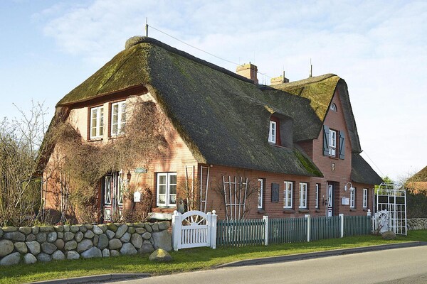 Sfeervol rietgedekt appartement op Föhr, vlakbij golfbaan en op 4 km van strand - thumbnail 1