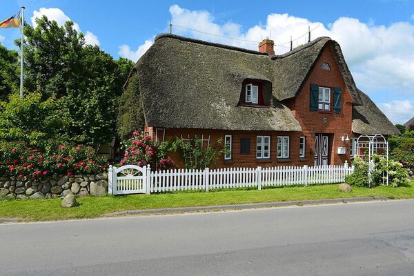 Sfeervol rietgedekt appartement op Föhr, vlakbij golfbaan en op 4 km van strand - thumbnail 6