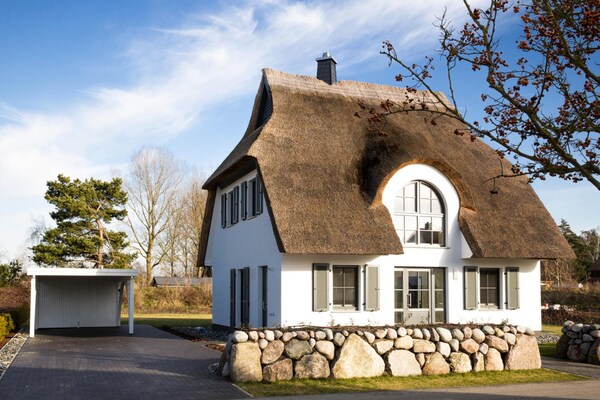 Luxe rietgedekt vakantiehuis met sauna en zwemlagune in Fuhlendorf - thumbnail 3