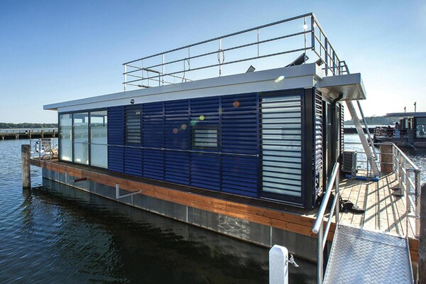 Woonboot met dakterras in de haven van Ribnitz-Damgarten - thumbnail 6