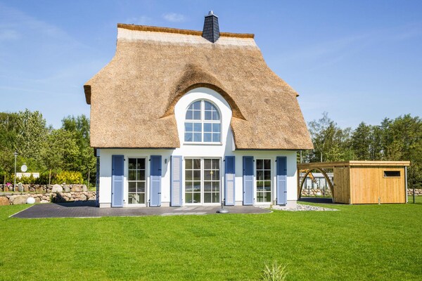 Luxe rietgedekte woning met sauna en zwemplek aan de lagune in Fuhlendorf - thumbnail 1