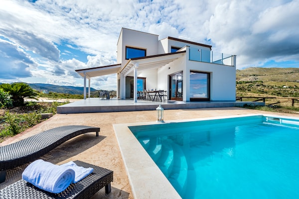 8-persoons villa met privézwembad in Castellammare del Golfo · 8 pers. - thumbnail 1