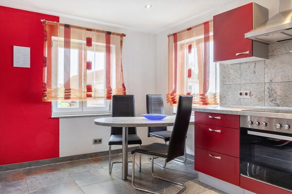 Gedurfd rood-zwart appartement bij kasteel Altshausen - thumbnail 4