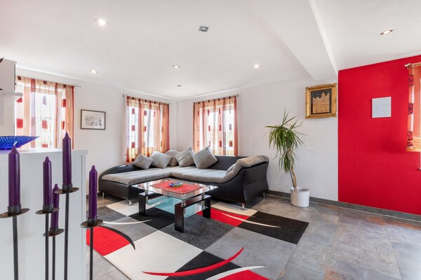 Gedurfd rood-zwart appartement bij kasteel Altshausen - thumbnail 1