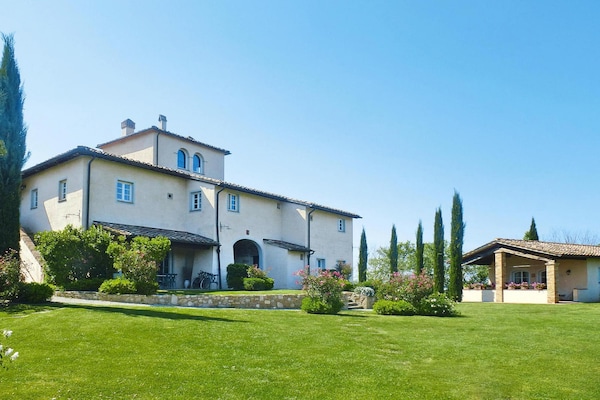 Vrijstaand Toscaans vakantiehuis met zwembad op golflocatie in Gambassi Terme - thumbnail 1