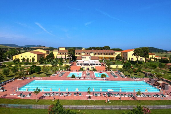 Toscaans loftappartement op vakantiepark met zwembaden, vlakbij zee - thumbnail 2