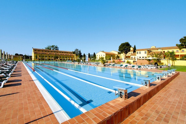 Toscaans loftappartement op vakantiepark met zwembaden, vlakbij zee - thumbnail 1