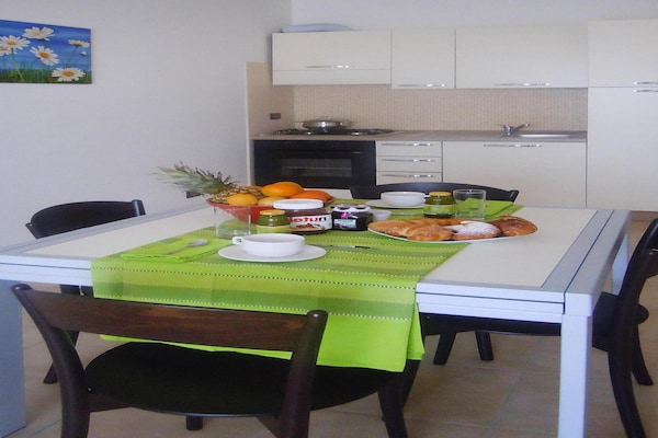 Licht appartement voor 6 op vakantiepark met zwembad bij Villasimius - thumbnail 4