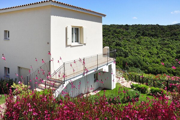 Panoramisch appartement voor 8 aan de Costa Smeralda met zwembad en zeezicht - thumbnail 5