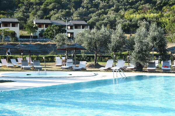 Toscaans appartement op vakantiepark met zwembad, 12 km van zee - thumbnail 2
