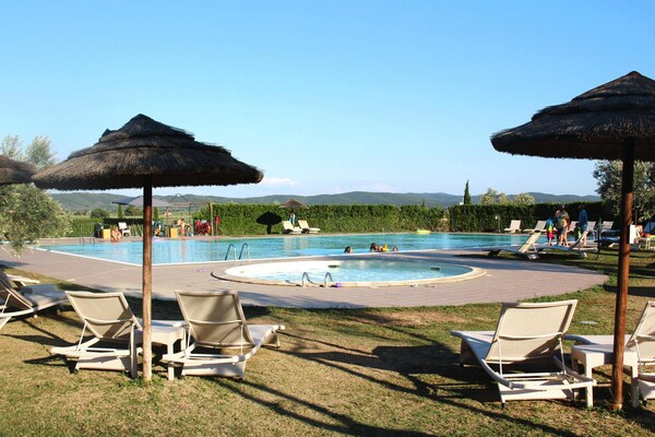 Toscaans appartement op vakantiepark met zwembad, 12 km van zee - thumbnail 4